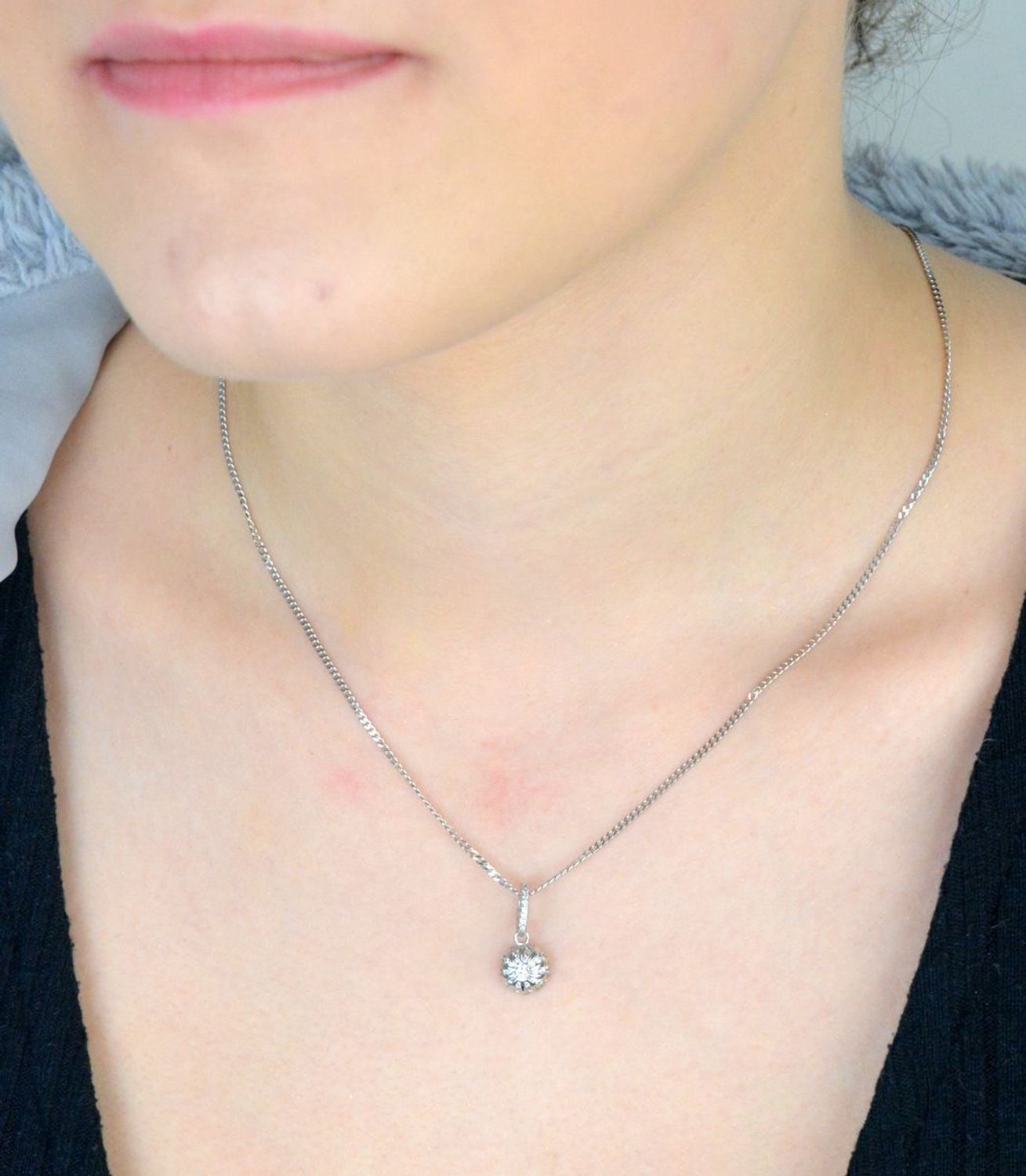 Zjawiskowa okrągła zawieszka damska wykonana ze srebra próby 925, w całości wysadzana błyszczącymi cyrkoniami. Waga 1,10 g, wymiary 2,0 × 0,8 cm. Model W 1907 – elegancja i blask w jednym.1.jpg